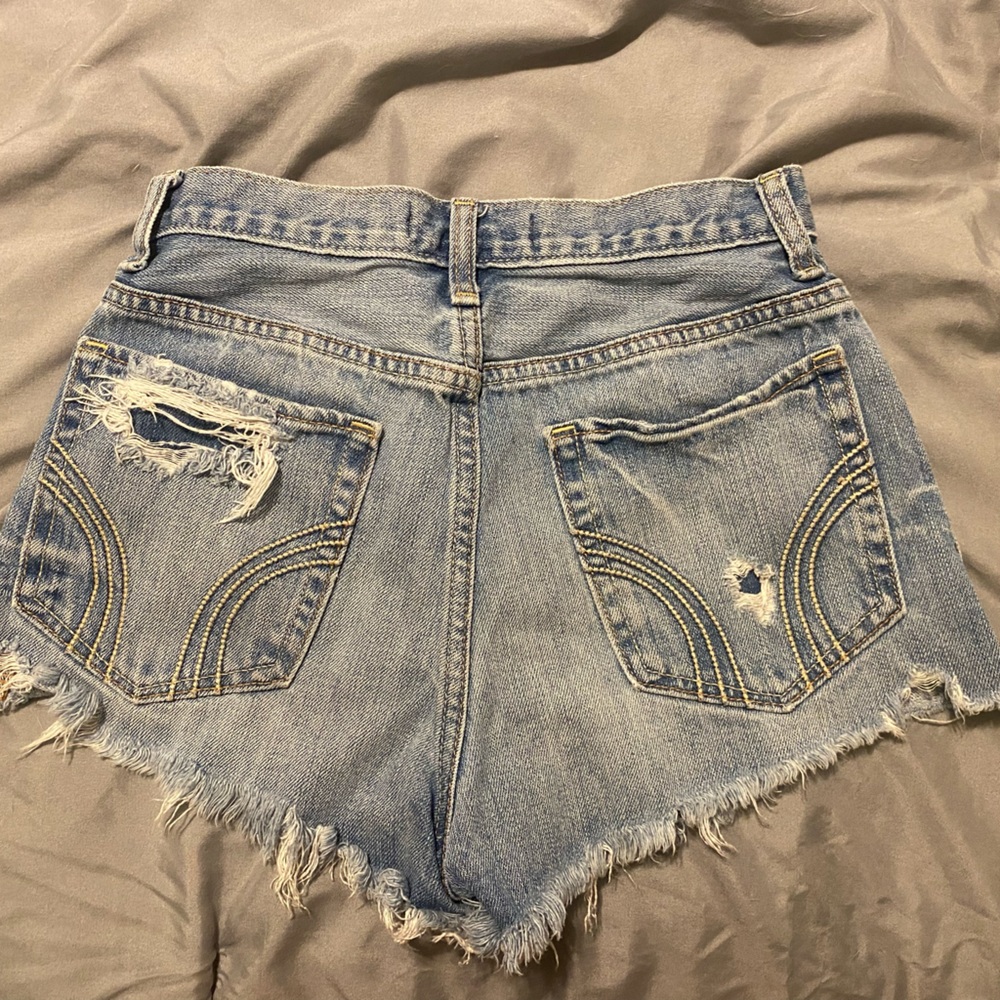 Hollister High Rise Medium Washed Ripped Shorts - Picture 4 of 5